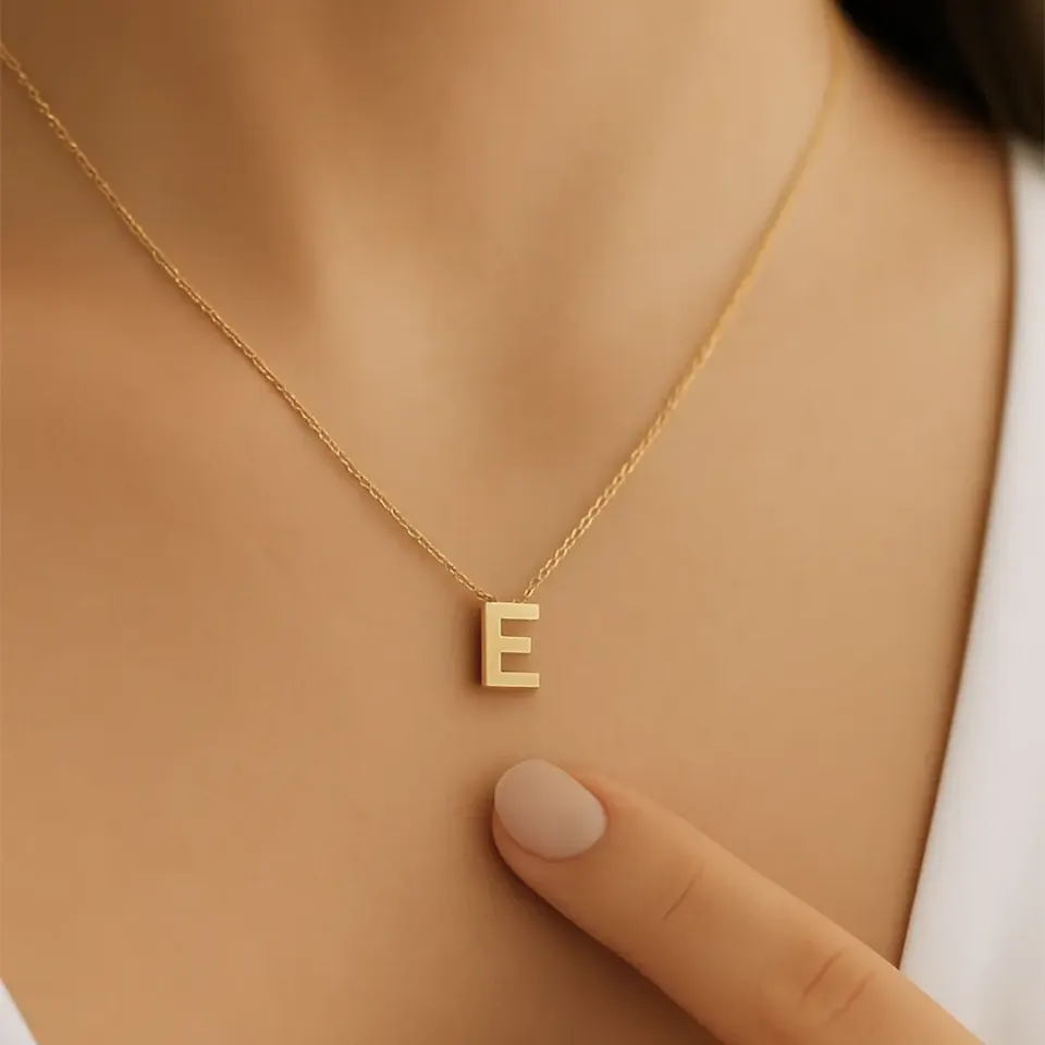 E Harfi Zincirli Küp Kolye