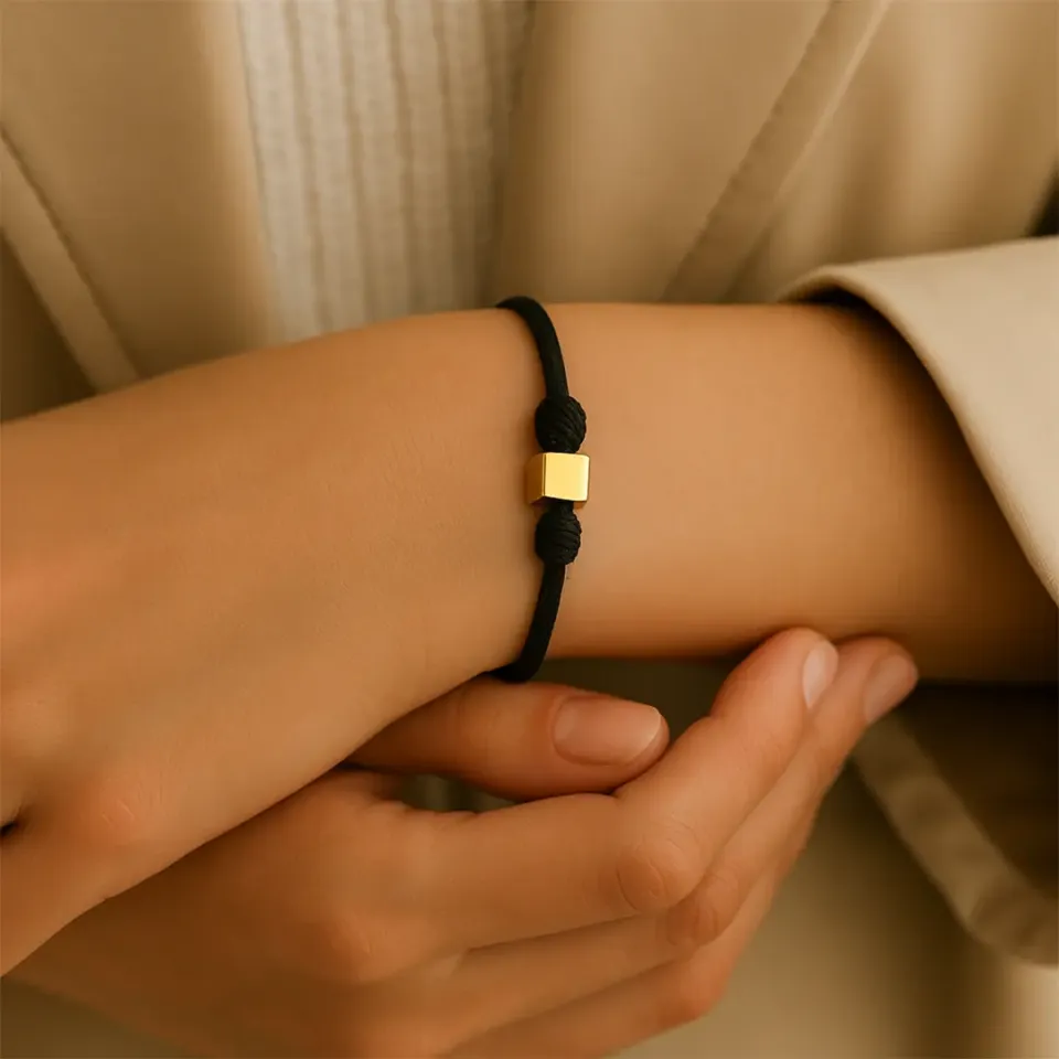 Siyah İpli Altın Küp Bileklik