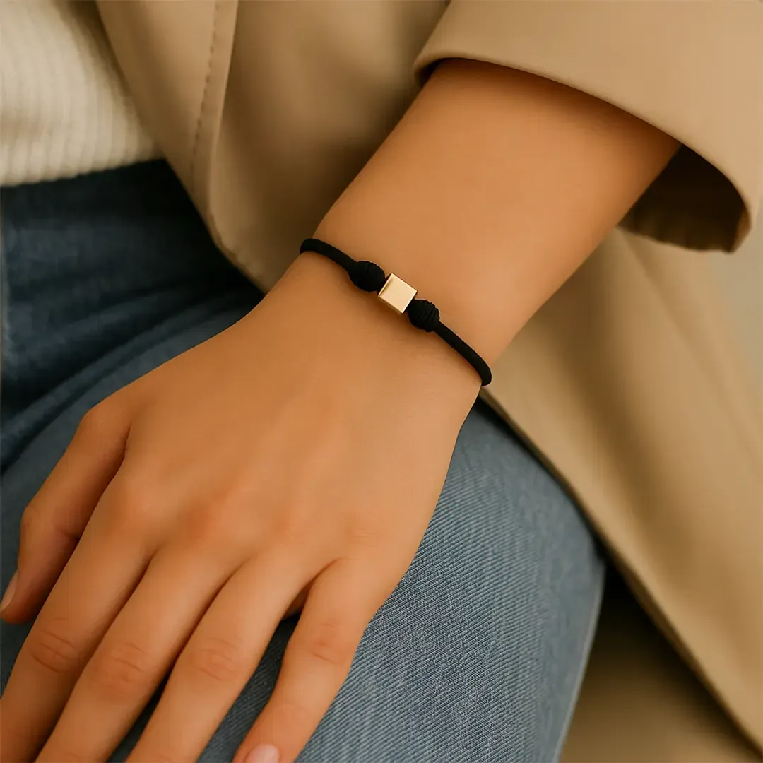 Siyah İpli Altın Küp Bileklik