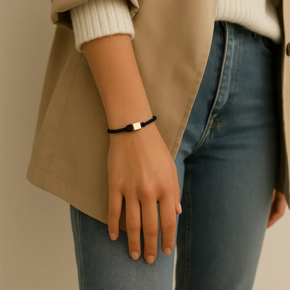 Siyah İpli Altın Küp Bileklik