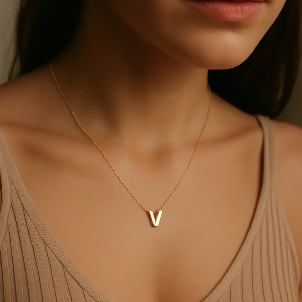 V Harfi Zincirli Küp Kolye