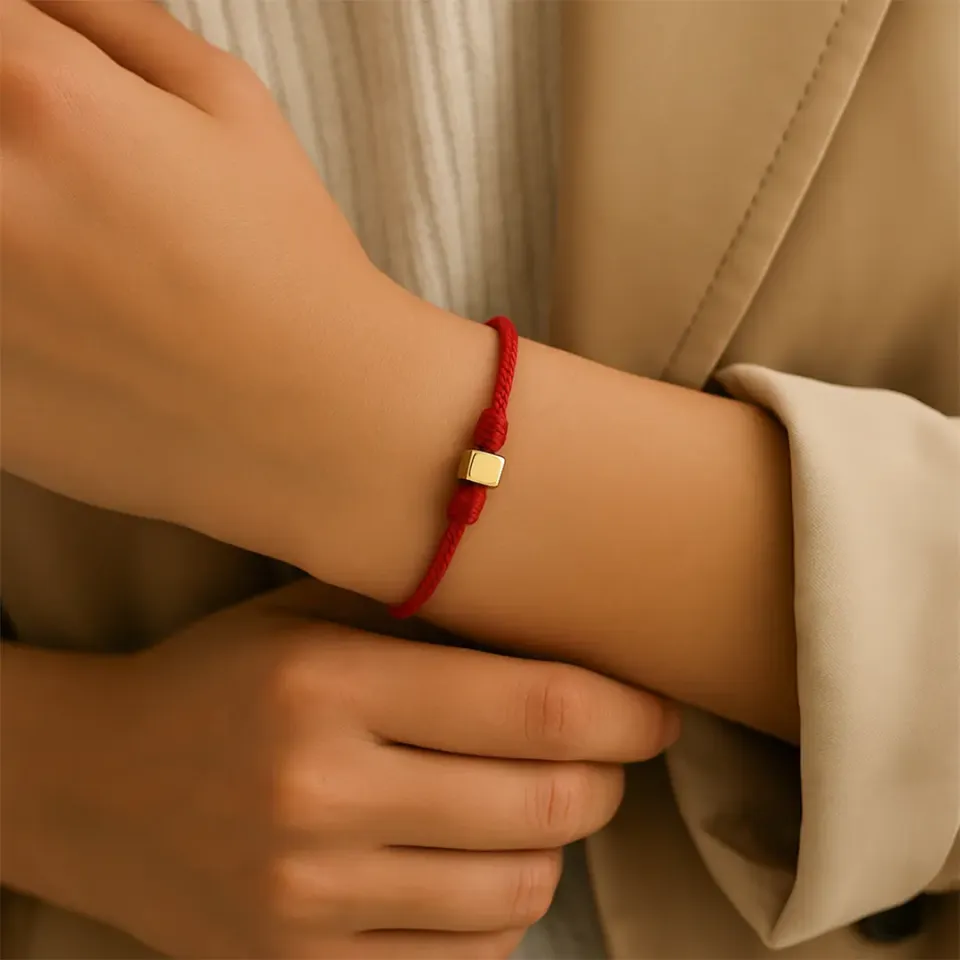 Kırmızı İpli Altın Küp Bileklik