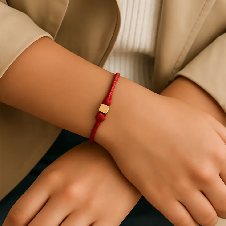 Kırmızı İpli Altın Küp Bileklik