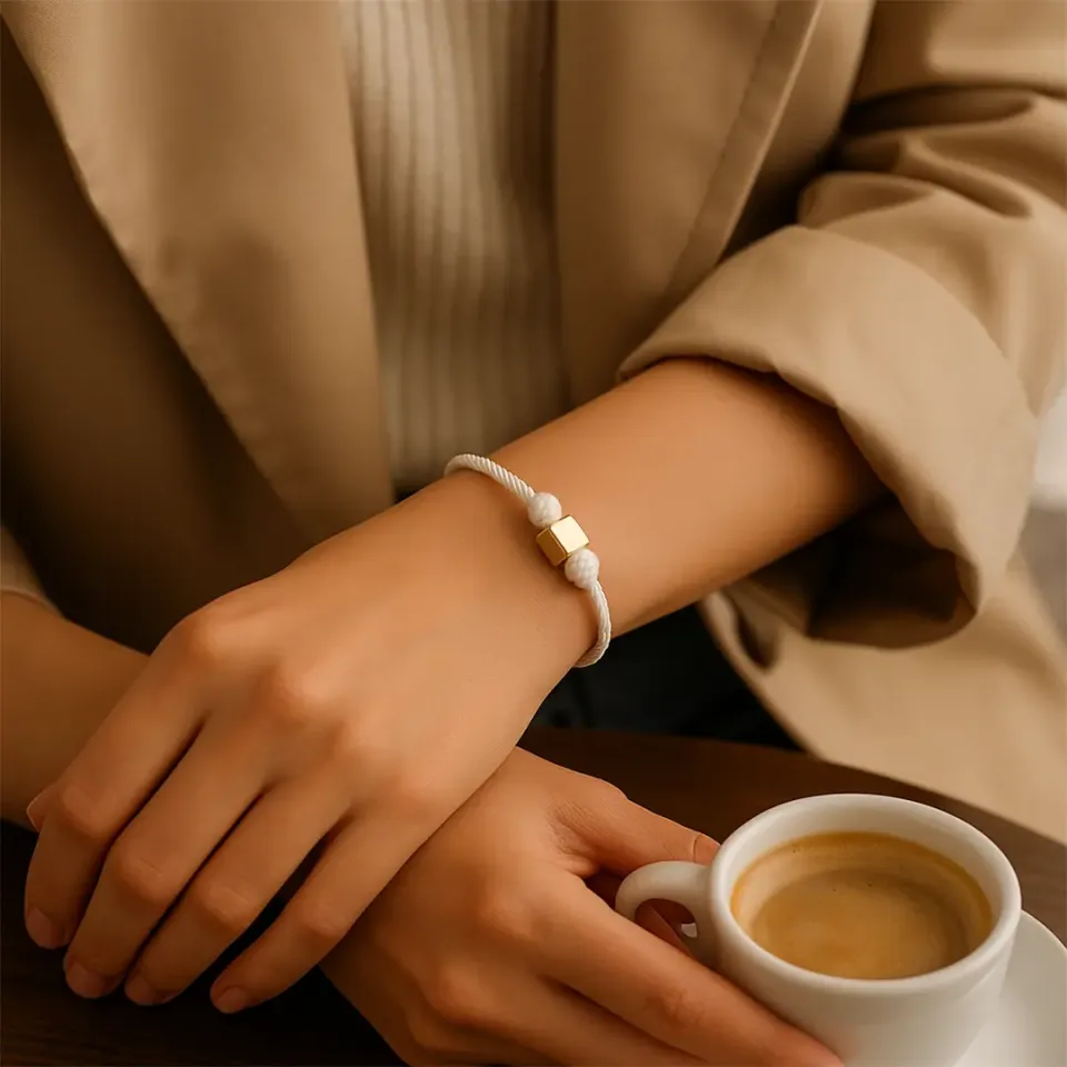 Beyaz İpli Altın Küp Bileklik