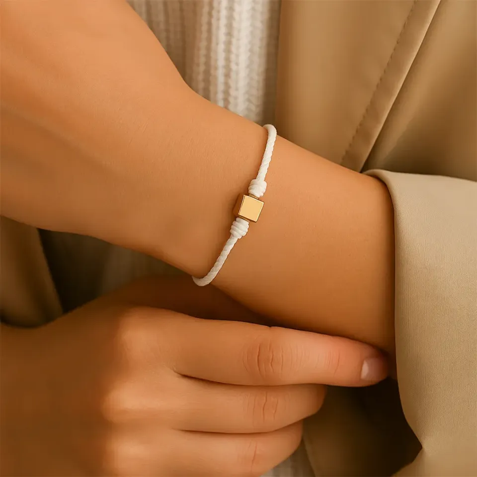 Beyaz İpli Altın Küp Bileklik