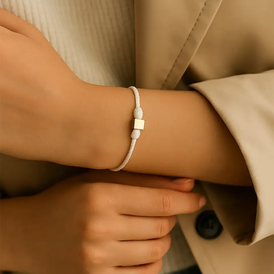 Beyaz İpli Altın Küp Bileklik