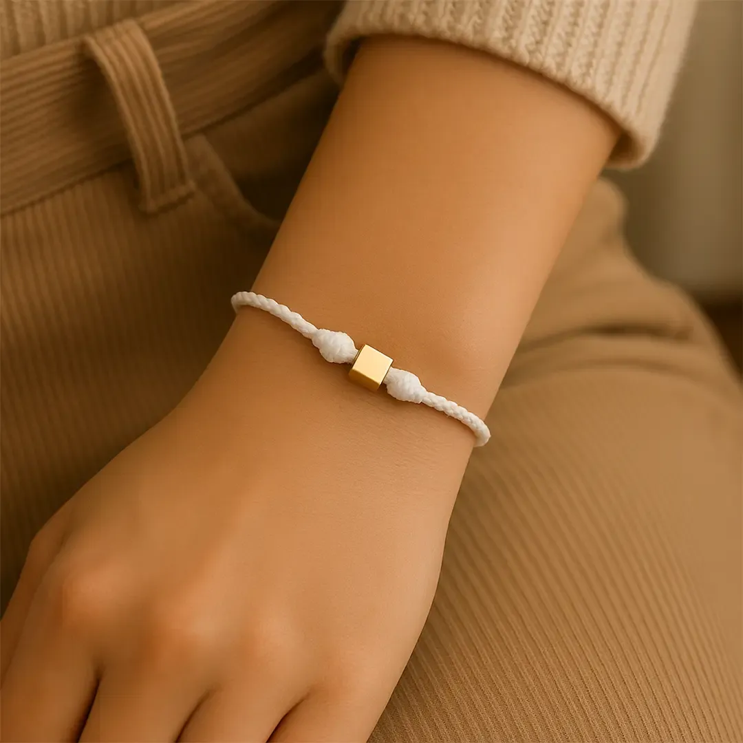 Beyaz İpli Altın Küp Bileklik