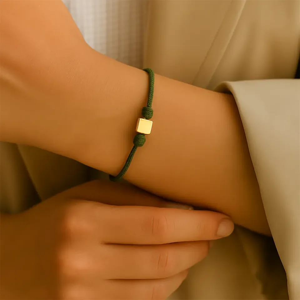 Haki İpli Altın Küp Bileklik