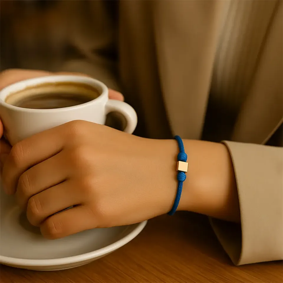 Mavi İpli Altın Küp Bileklik