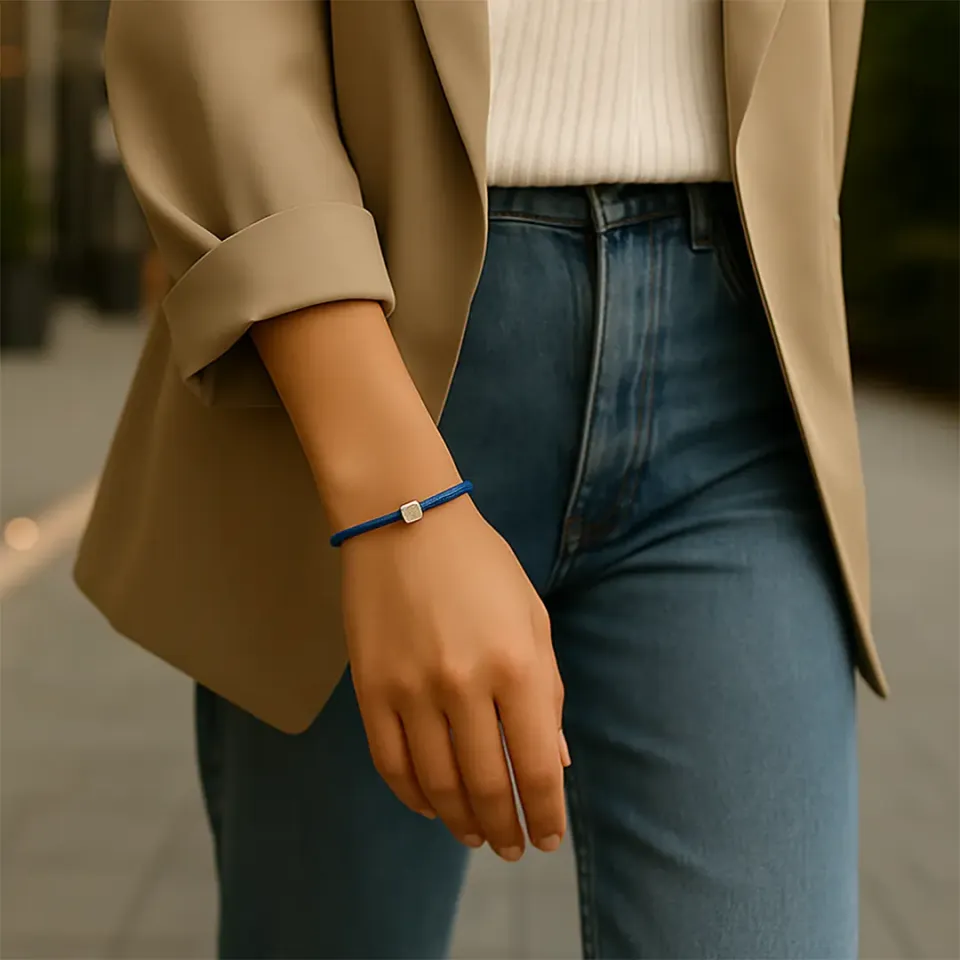 Mavi İpli Altın Küp Bileklik