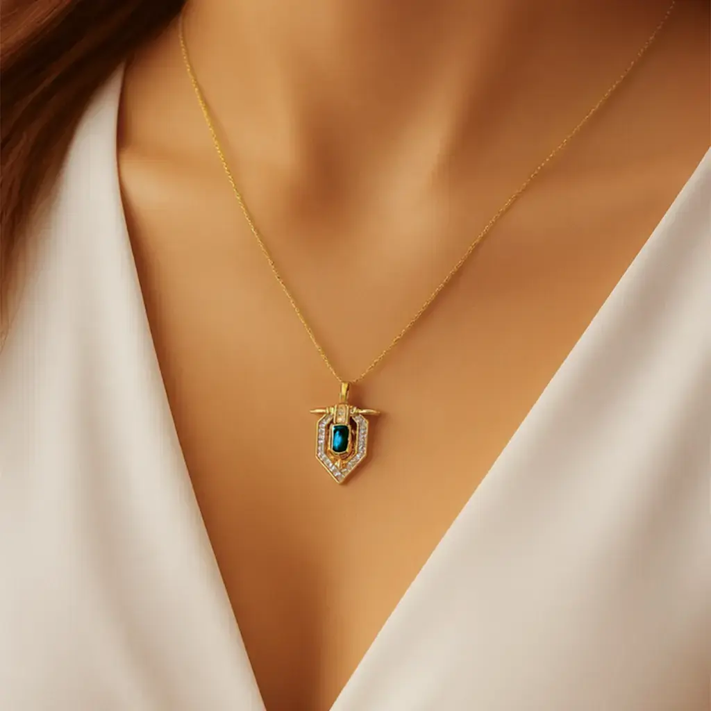 Valora Shield Emerald Kolye