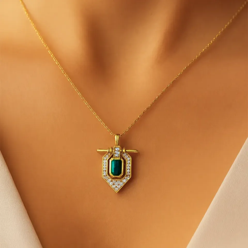 Valora Shield Emerald Kolye