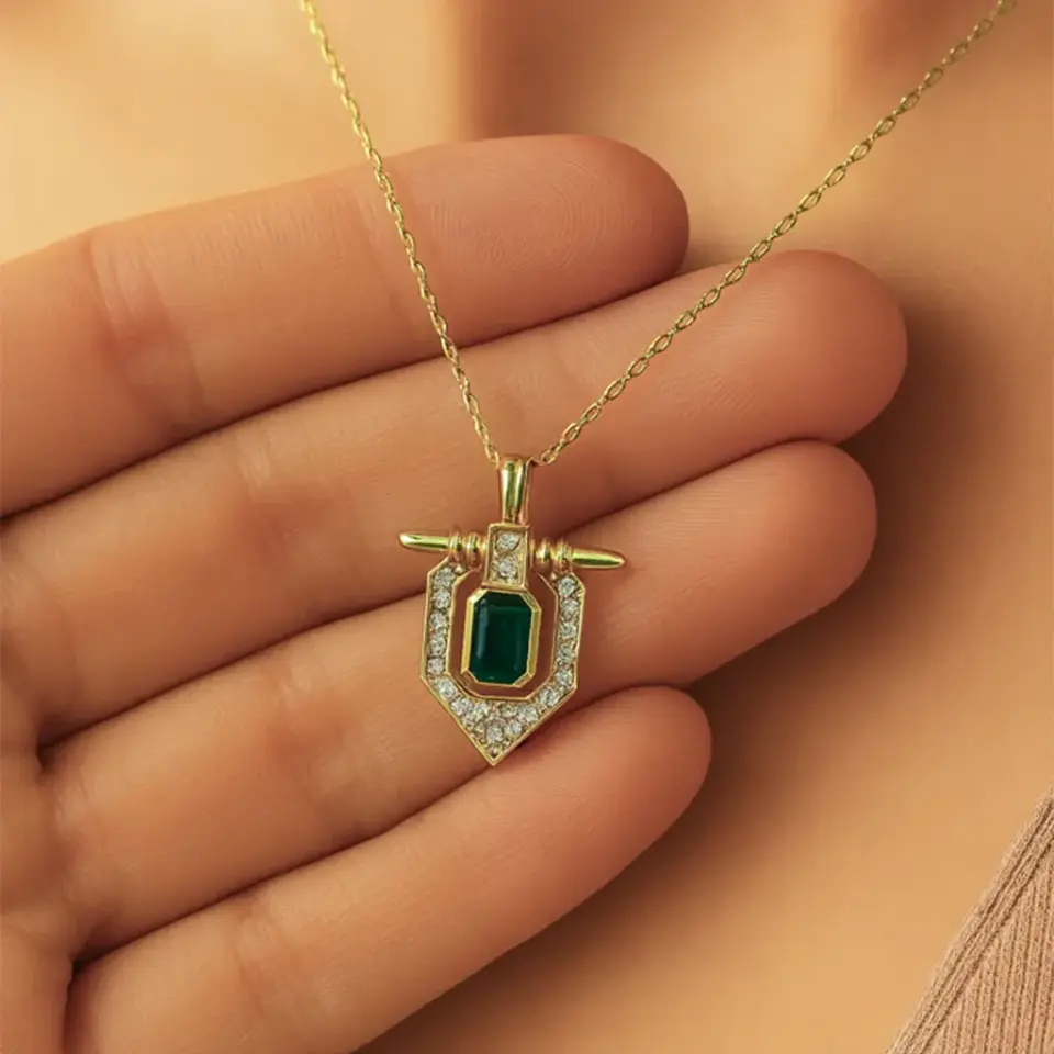 Valora Shield Emerald Kolye