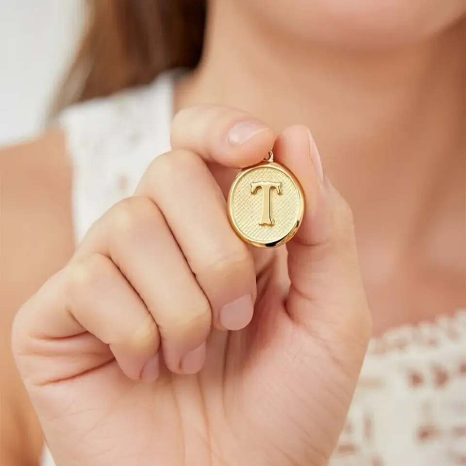 14 Ayar Altın Vintage Oval Harf Kolye Ucu ( T Harfi )