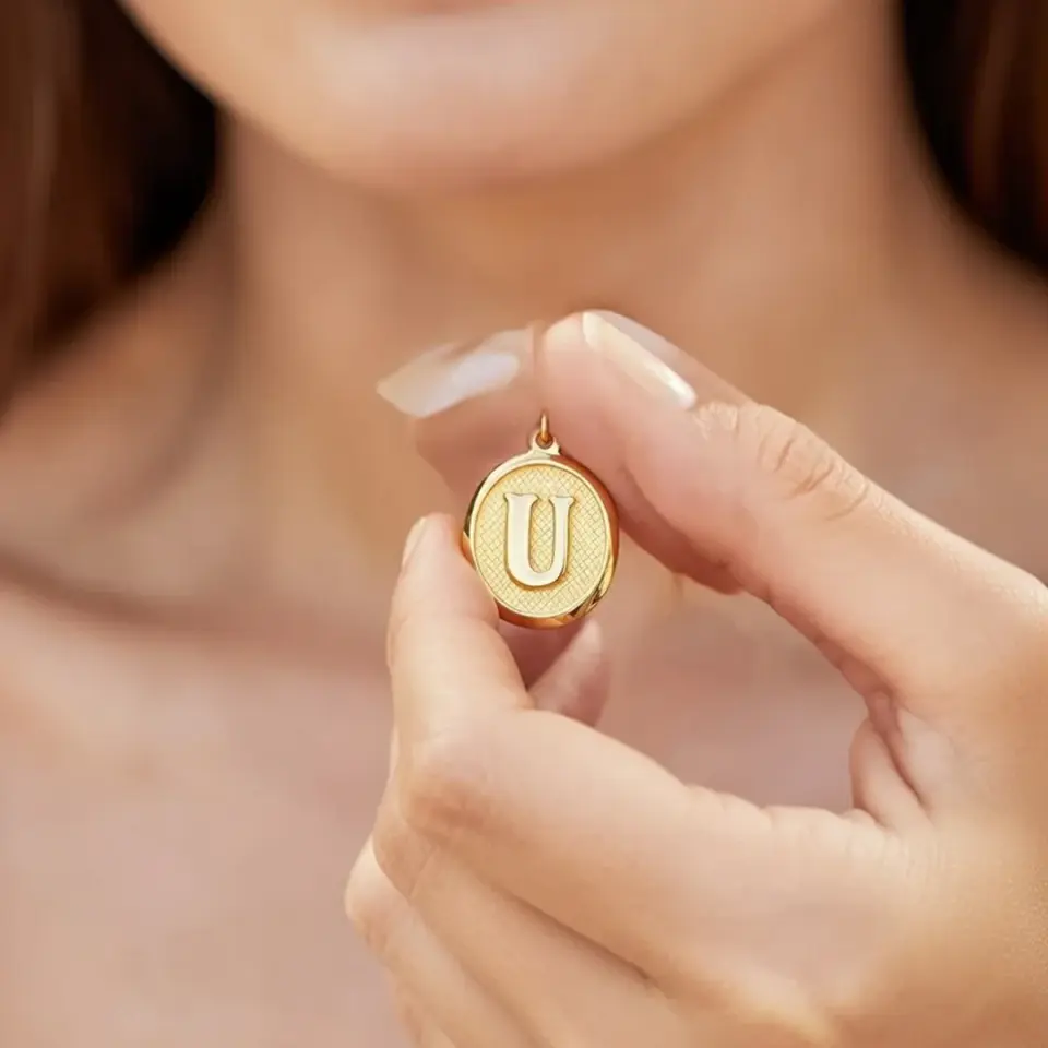 14 Ayar Altın Vintage Oval Harf Kolye Ucu ( U Harfi )