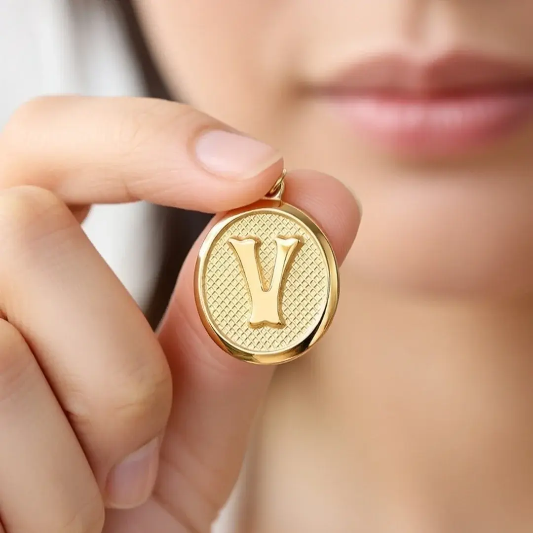 14 Ayar Altın Vintage Oval Harf Kolye Ucu ( V Harfi )