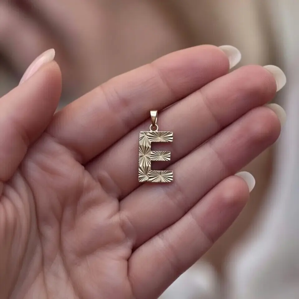 14 Ayar Altın Kalemli Harf Kolye Ucu (E Harfi)